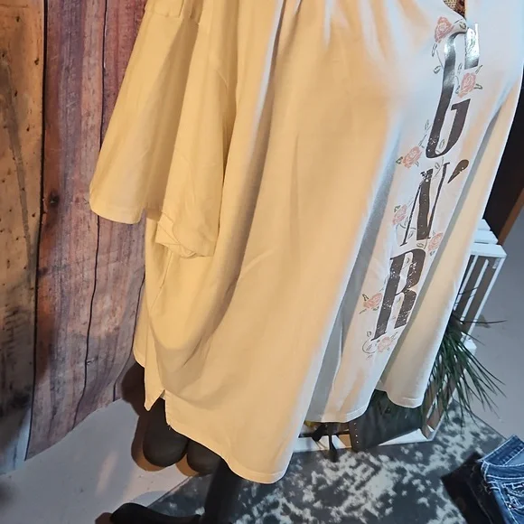 Women's Cream Graphic Guns and Roses Top Plus Size 3 - Picture 3 of 5